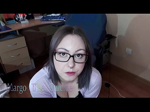 ❤️ Kynþokkafull stelpa með gleraugu sýgur dildó djúpt á myndavélinni ☑ Ofsagt kynlíf hjá okkur ☑